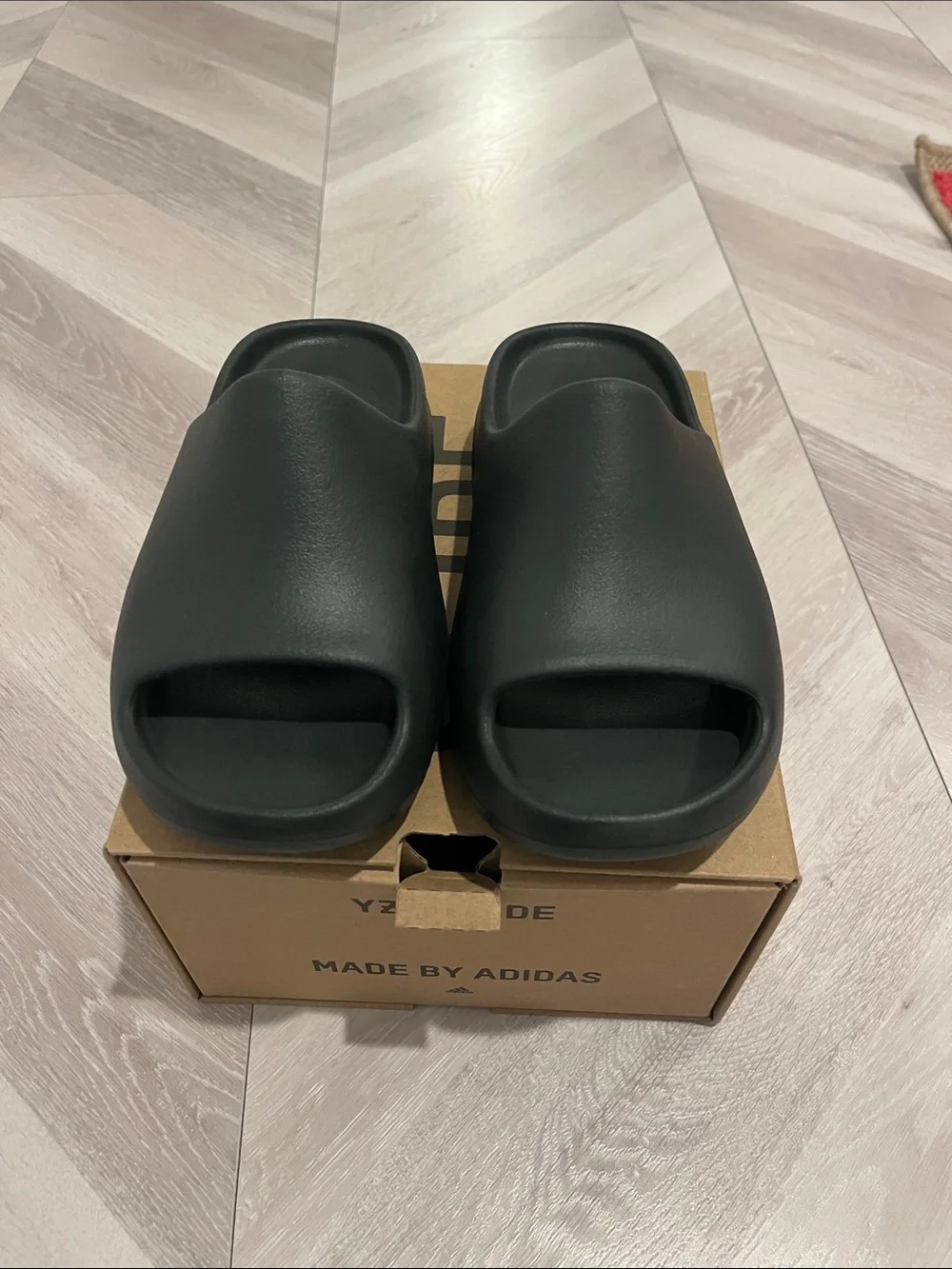 NEW YZY Yeezy slides kids youth 3 onyx Dakony black Adidas sandals